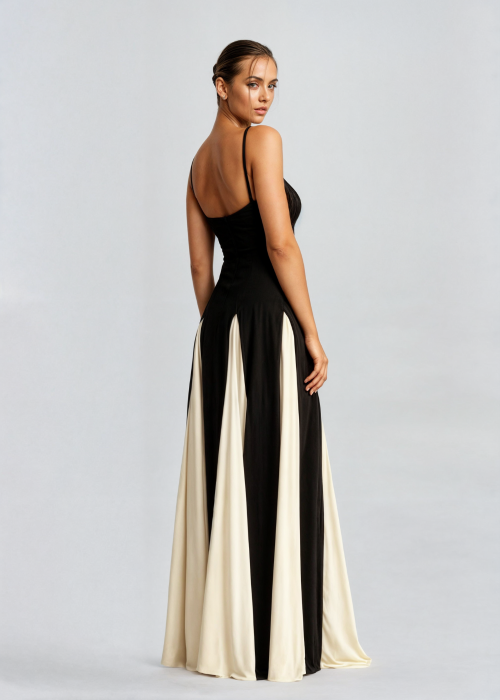 Selene - Elegant maxi dress with flowing design