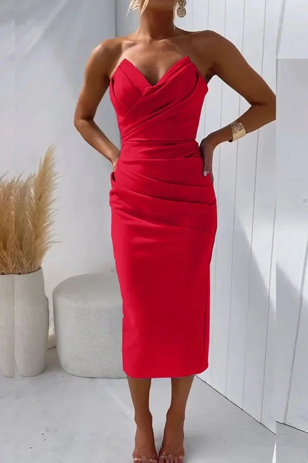 Red fitted dress with sweetheart neckline and strapless design, perfect for a formal event. Made from high-quality, stretchy…