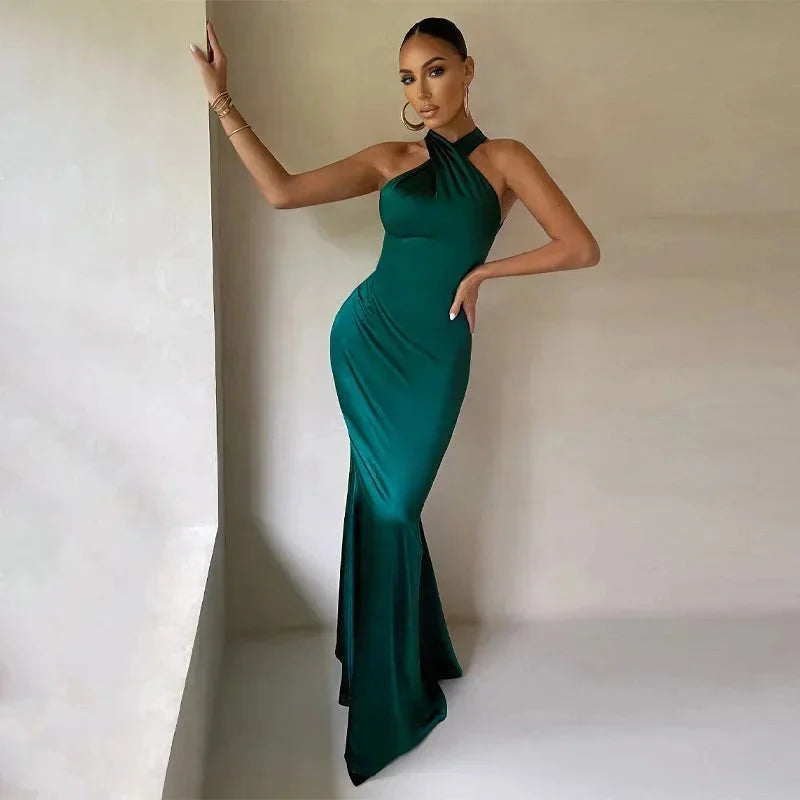 "Green sleeveless satin dress with an elegant design, ideal for special occasions. Flattering silhouette and high-quality…