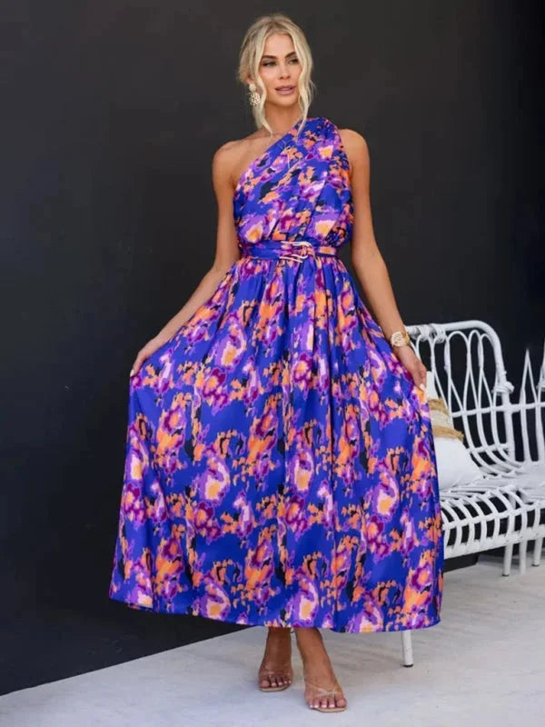 Flowy one-shoulder dress with belt in navy blue, made from silky satin fabric. A chic and elegant choice for any occasion.