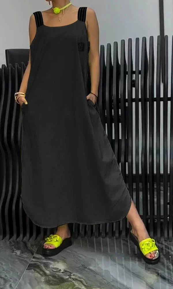 Sleeveless maxi dress in versatile black, featuring functional pockets and a relaxed fit for a chic and comfortable style.