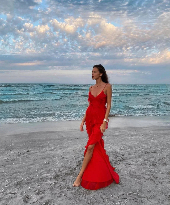 Sleeveless layered evening dress in flowing chiffon, featuring delicate lace detail and an elegant floor-length silhouette.