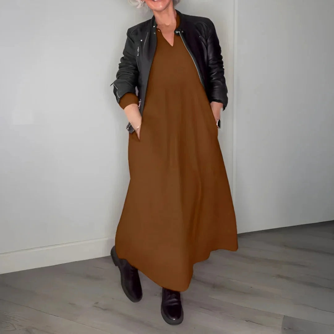 "Versatile maxi dress in warm knit fabric with long sleeves, perfect for cooler days"