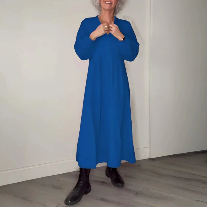 Blue maxi dress made of warm knit fabric, perfect for cooler days. Versatile style suitable for various occasions.